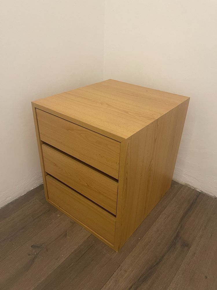 Cómoda e mesa de cabeceira