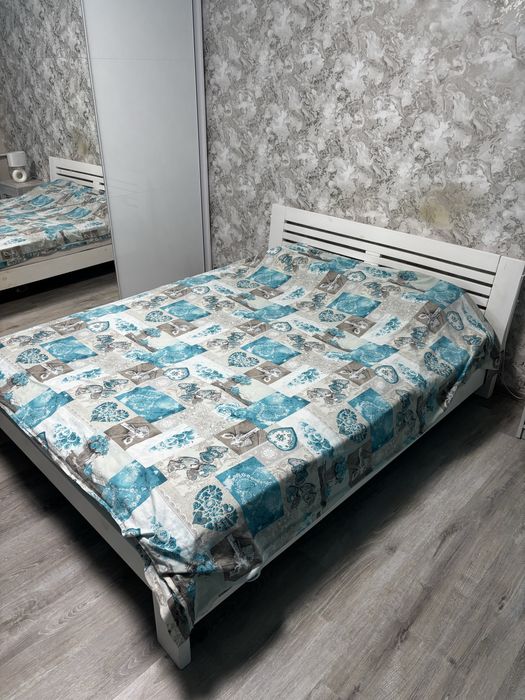 Продам двоспальне ліжко разом з матрацом 160 х 200
