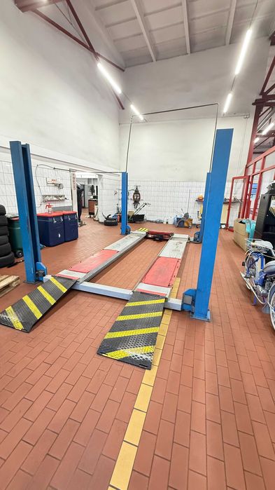 Podnośnik samochodowy czterokolumnowy z podnośnikiem osiowym geometria