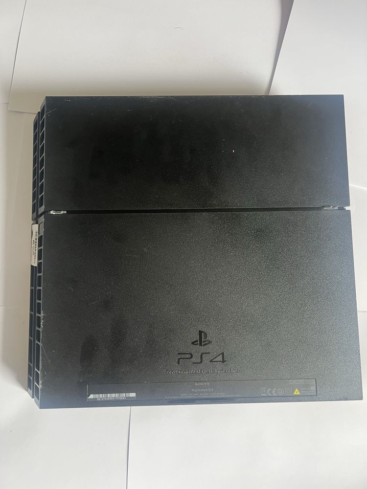 PS4 z padem, zasilaczem oraz kablem do ladowania pada