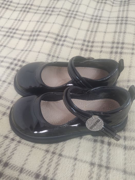 Дівчачі  лакові туфельки.