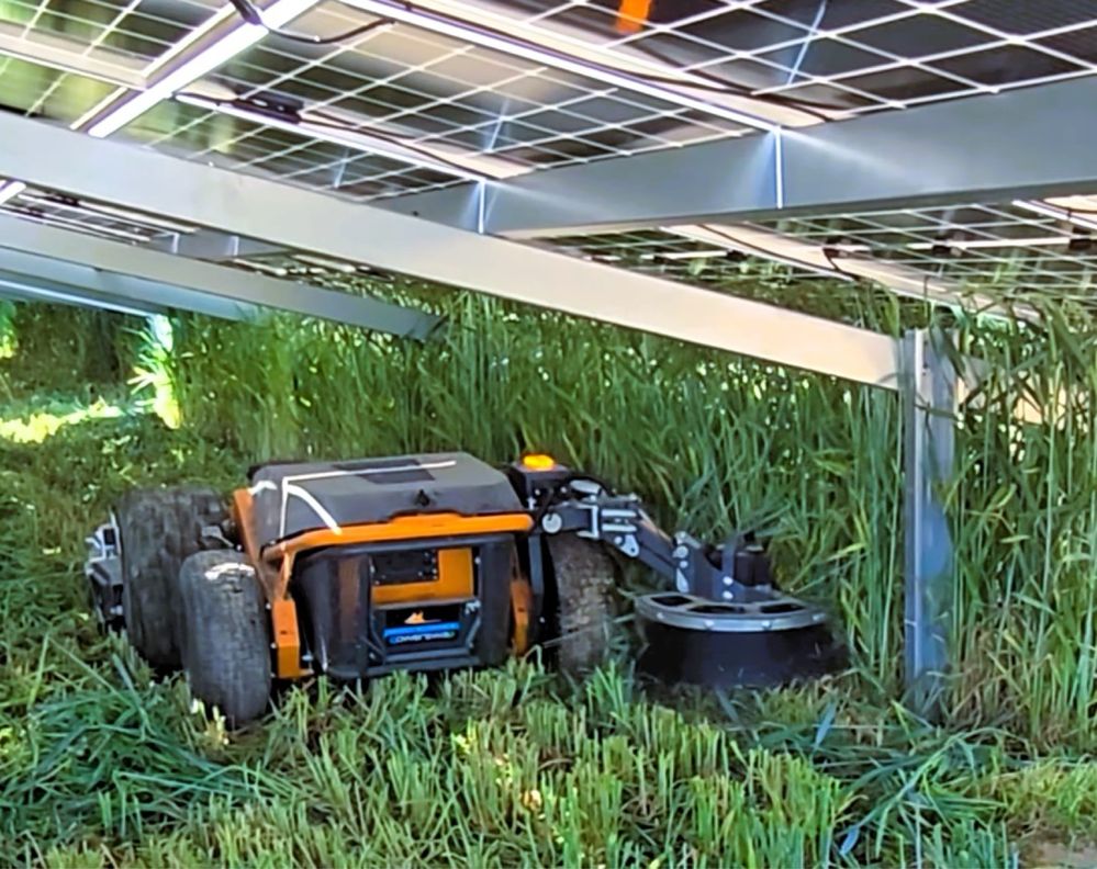 Koszenie farm PV dronem Raymo - koszenie farm fotowoltaicznych w XXIw!