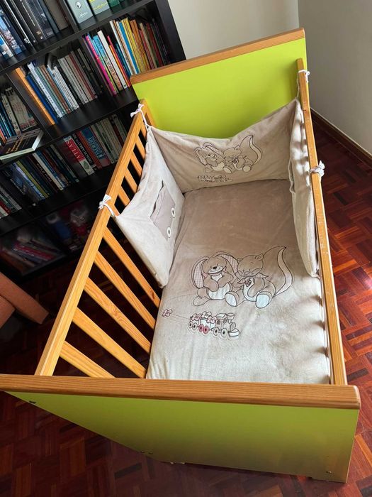 Cama de grades para bebé em verde