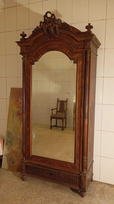 LEILÃO: Armário Francês em Madeira Maciça, Grande Espelho, séc. XIX-XX