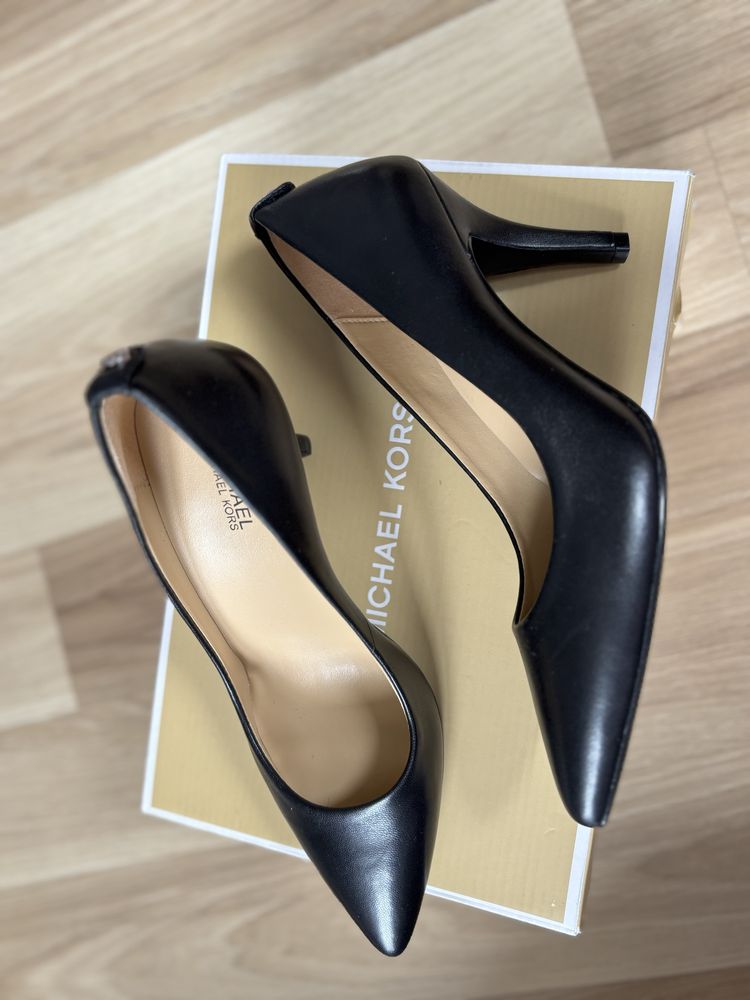 Нові шкіряні туфлі Michael Kors, 35-35,5 розмір