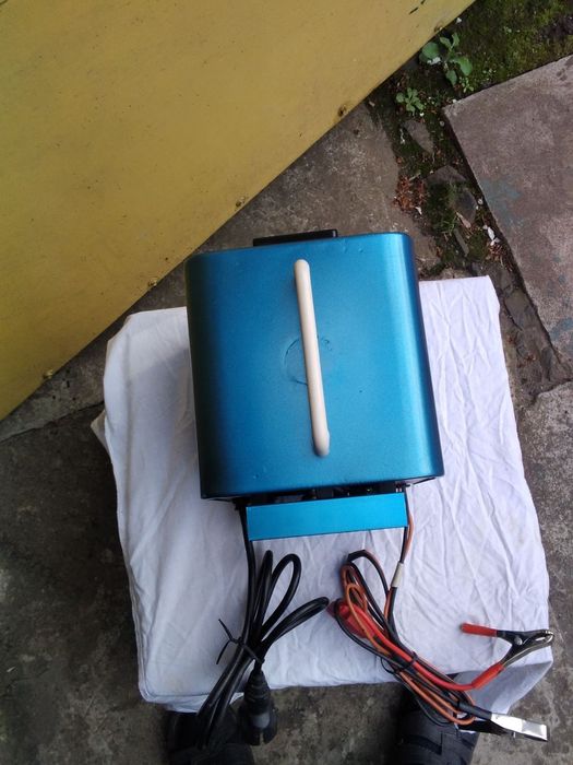 Зарядний пристрій для авто