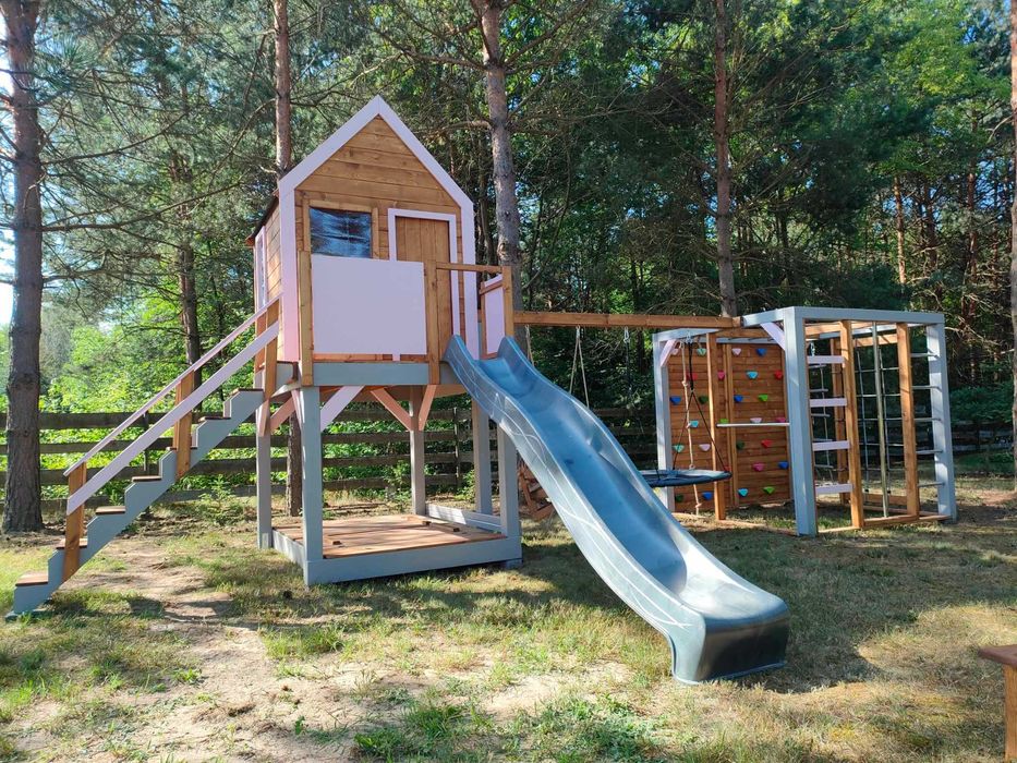 Plac zabaw - mała stodoła z małpim gajem