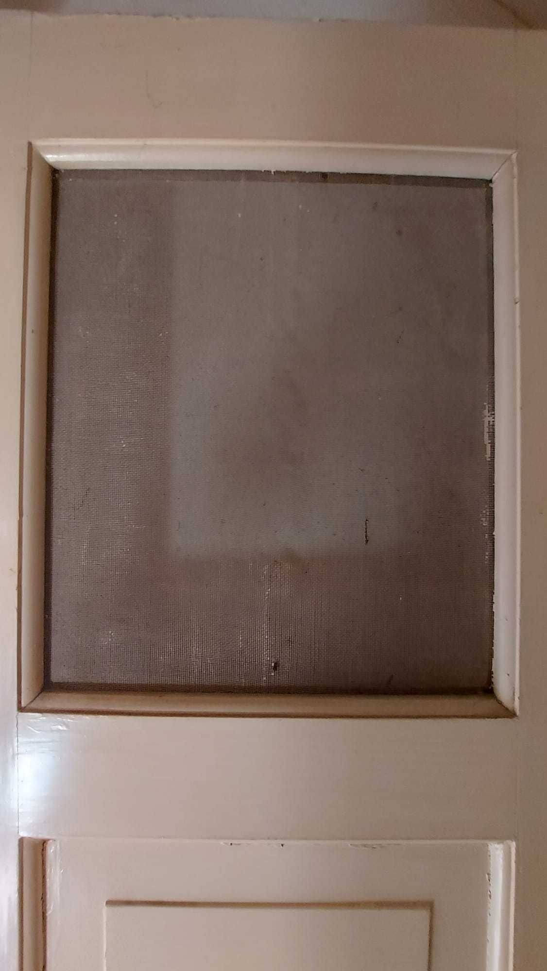 Porta em madeira com rede