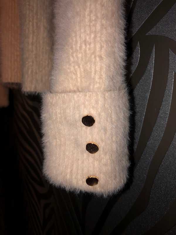 Półgolf sweter futrzany z ozdobnymi złotymi guzikami Rozm XS - S - M