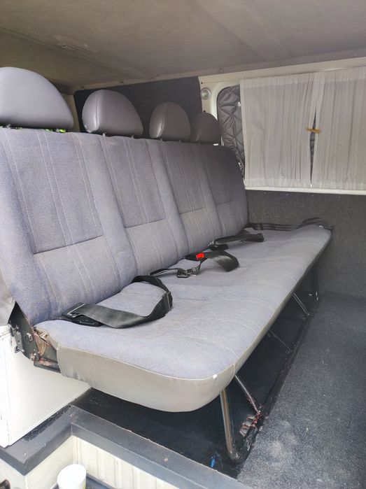 Carrinha Ford Transit ano 2000, adaptada a
campervan | 7 Lugares