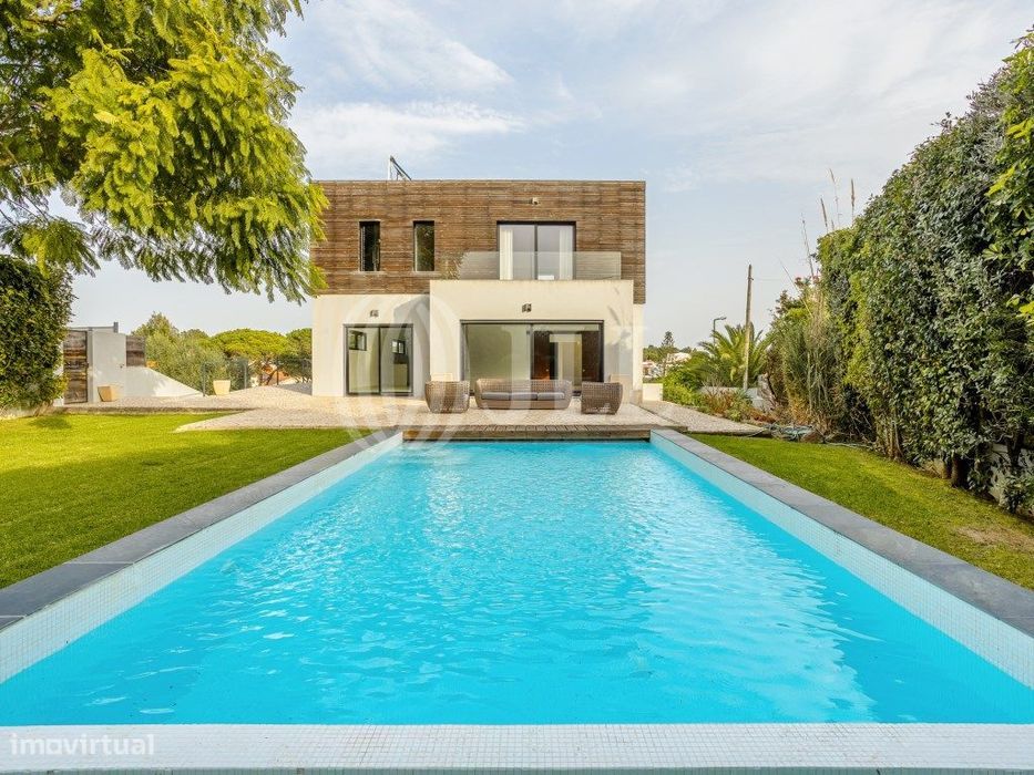 Moradia T5 com piscina e jardim em Birre Cascais