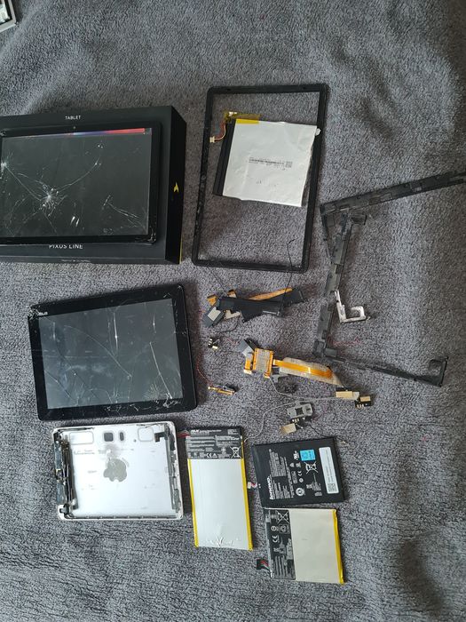 Лот запчастин до планшетів