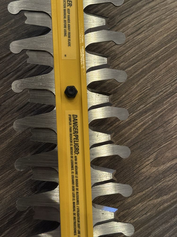 Акумуляторний кущоріз Dewalt DCHT821 20v.