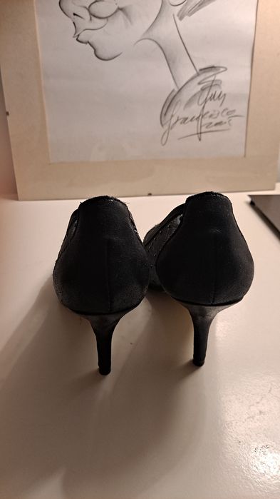 Sapatos pretos de salto