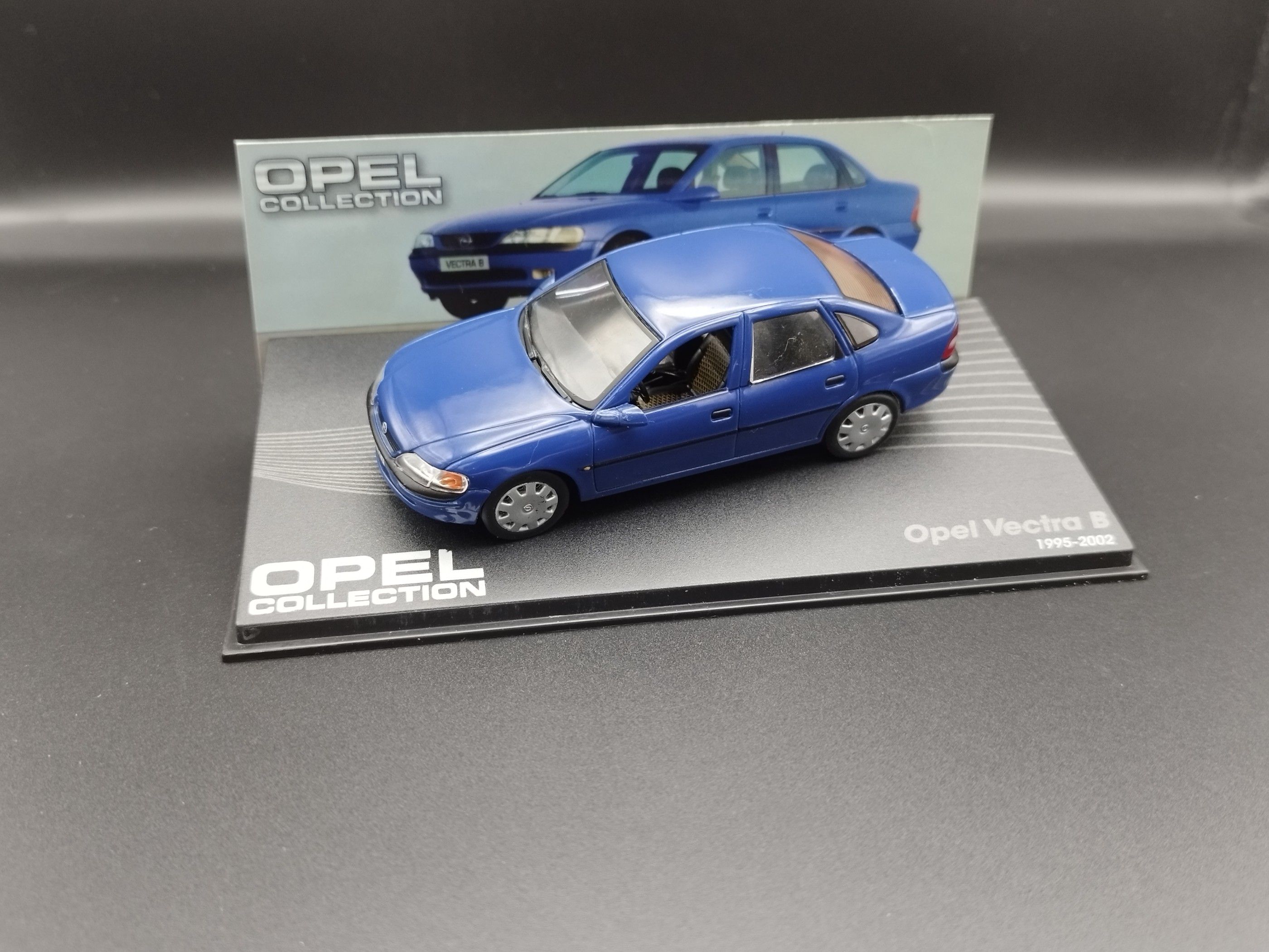 1:43 Opel Collection Vectra B  model używany