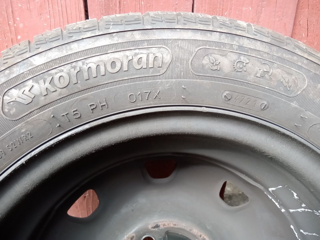 Opony letnie Kormoran 165/65 R14 z felgami stalowymi.