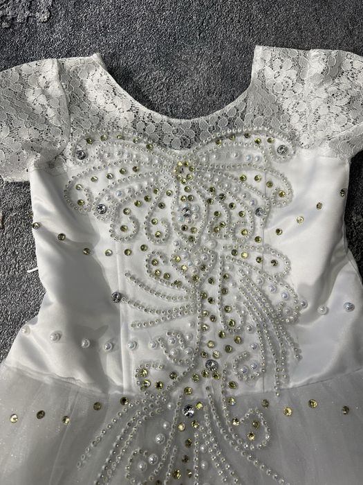 Продам савяткову сукню білого кольору