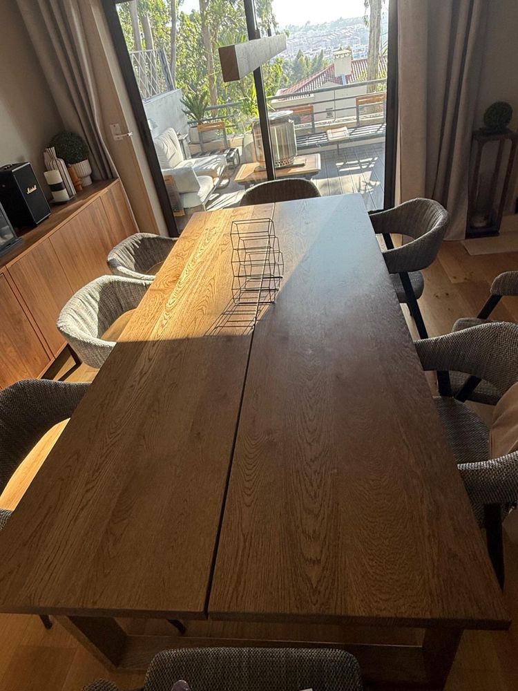 Mesa Ikea para oito pessoas.
