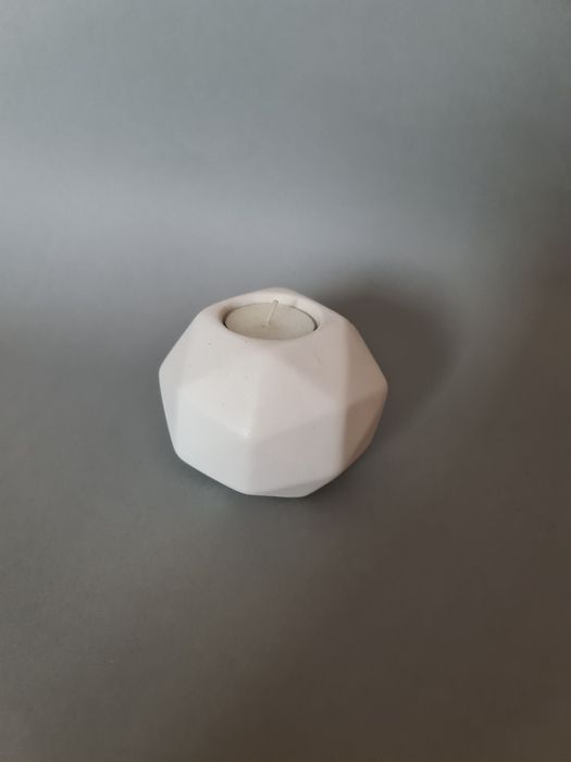 NOWY Biały ceramiczny świecznik geometryczny na tea lighty