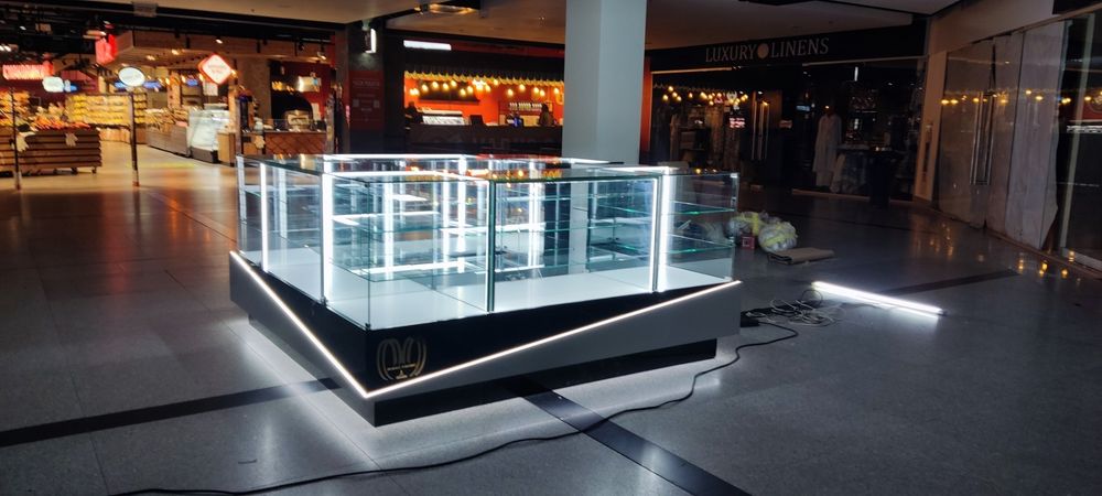 Витрина  торговая .меблі. Диван, крісло, стіл