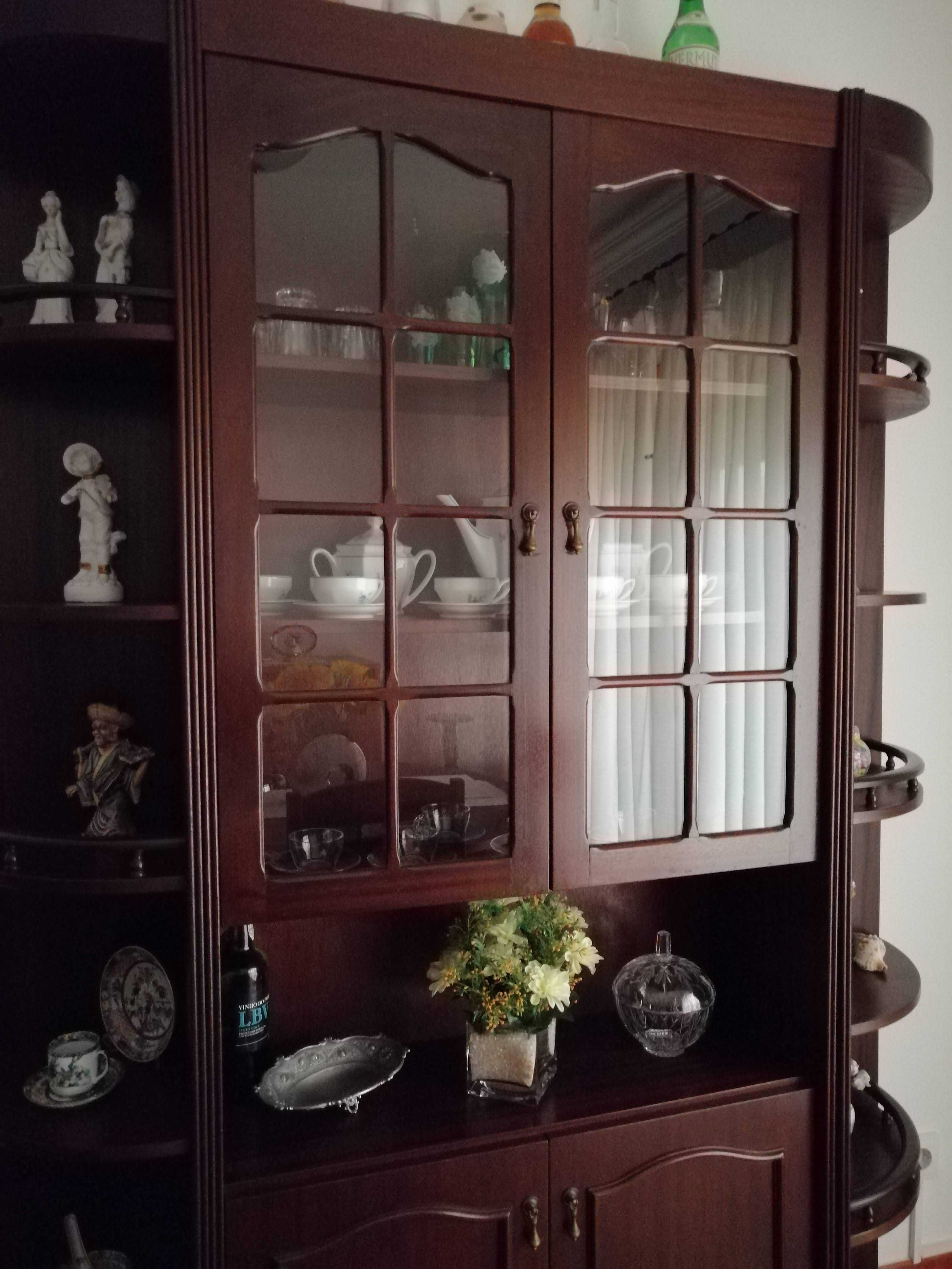 Móvel de sala com vitrine - EM BOM ESTADO