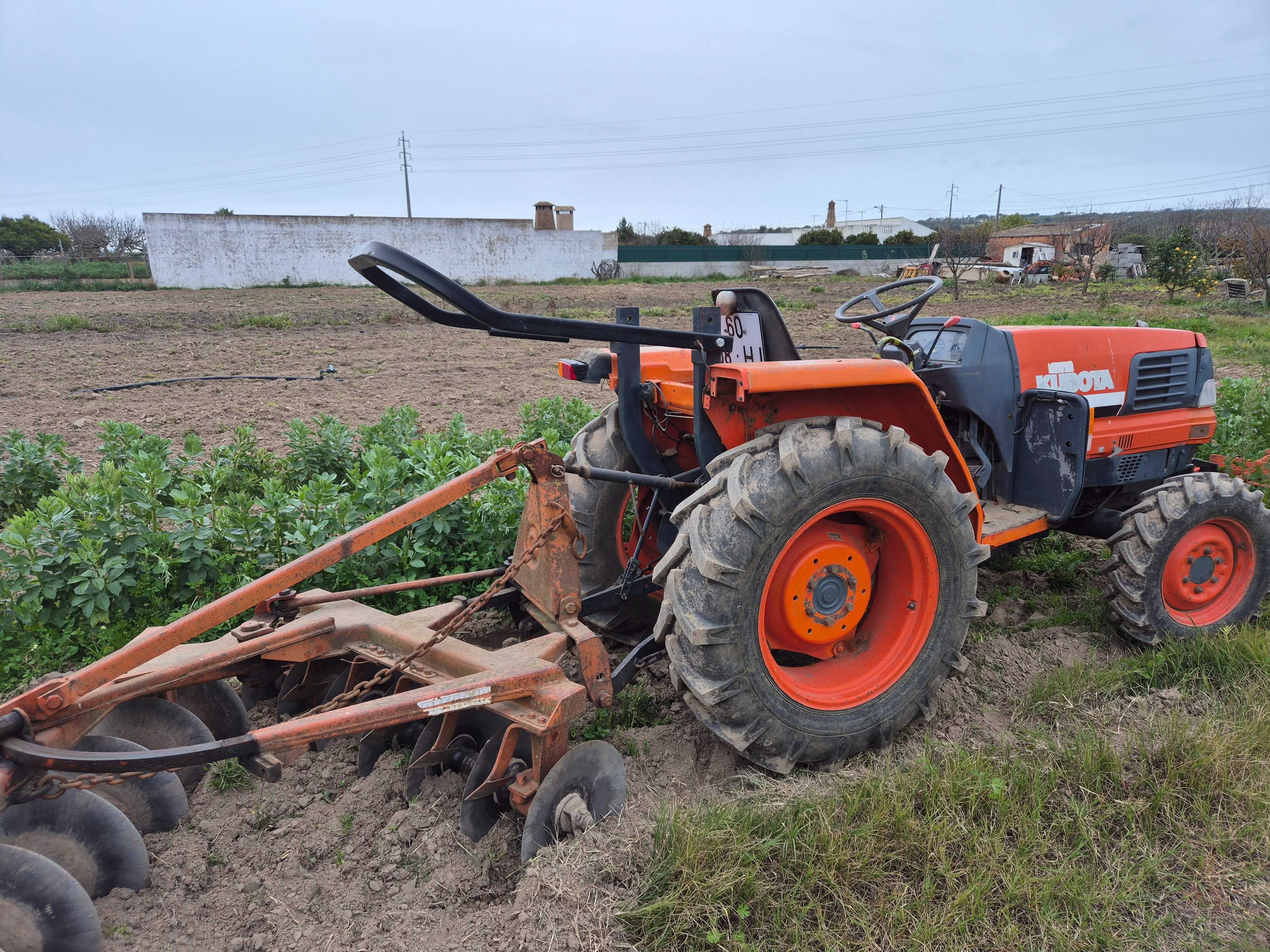 Trator Kubota L3300 35cv