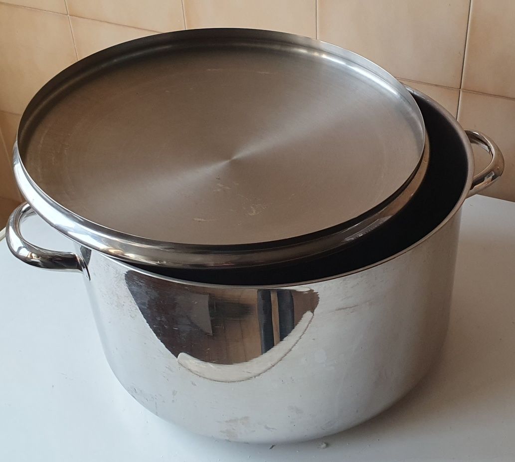 Panela grande usada 2 vezes, 22cm fundo 37,5cm  diâmetro