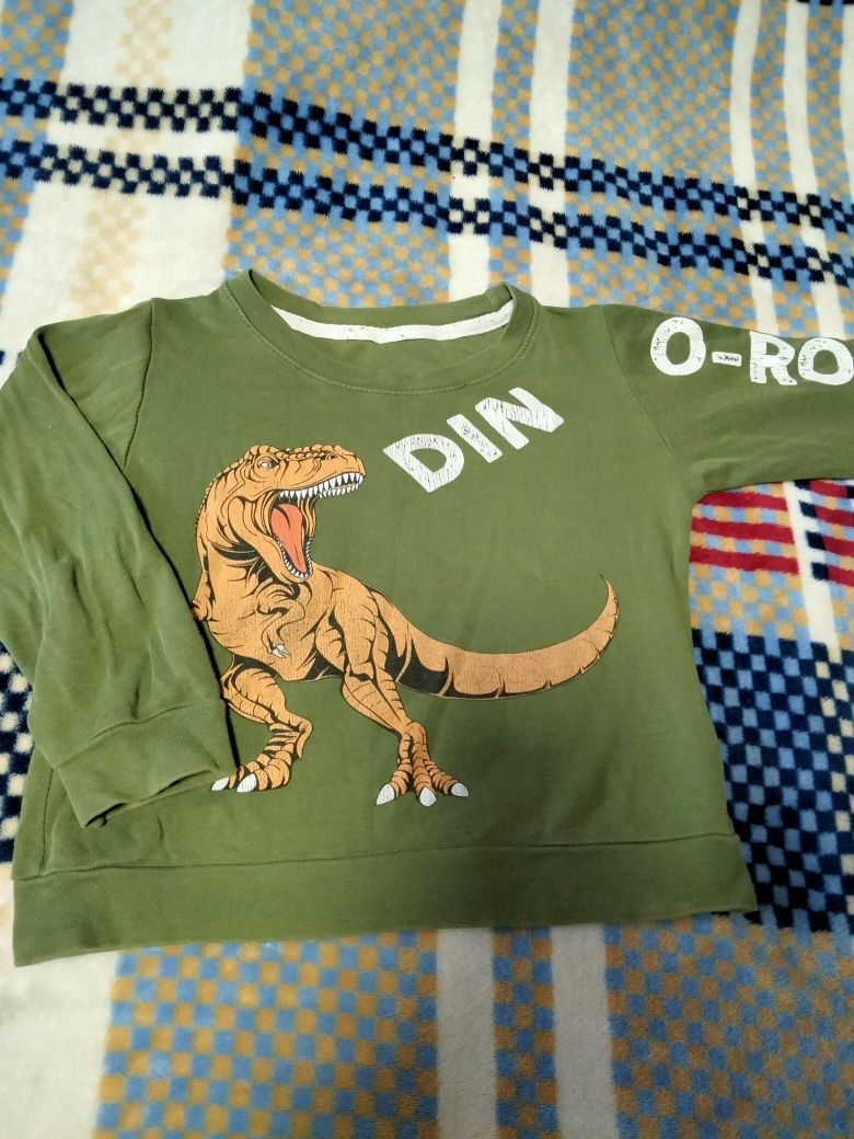 Детские кофточки , пижами ,одежда для дома с динозаврами