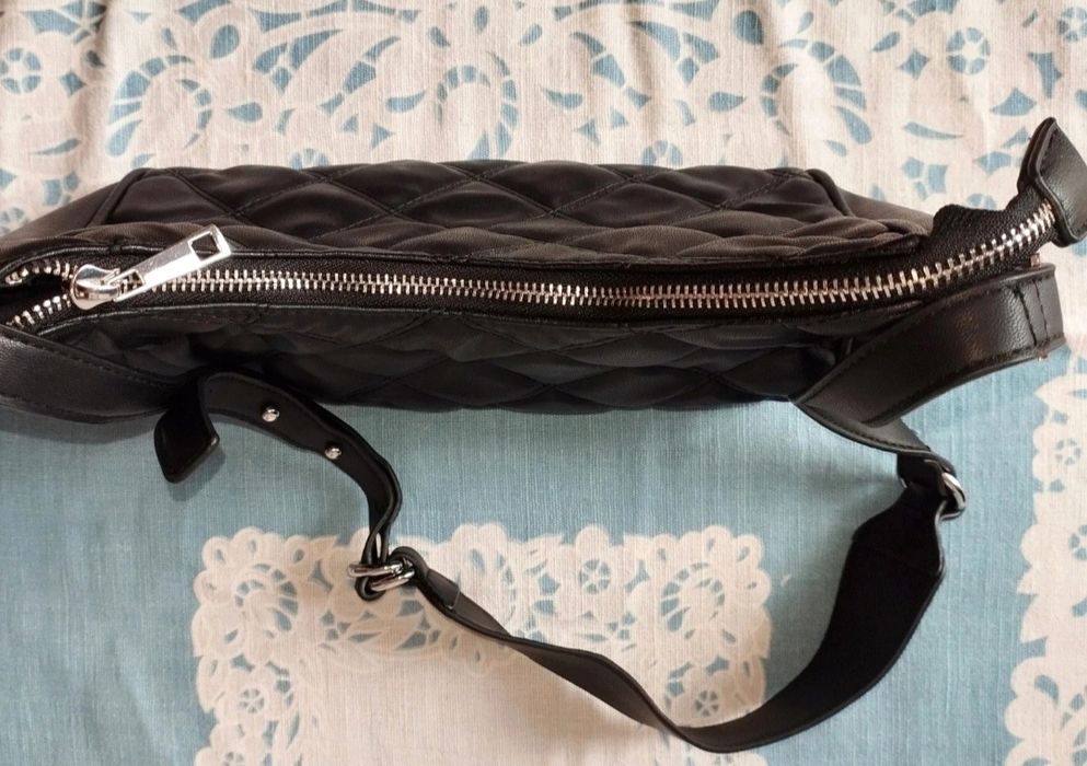 Reserved torebka z ozdobnym pikowaniem czarna