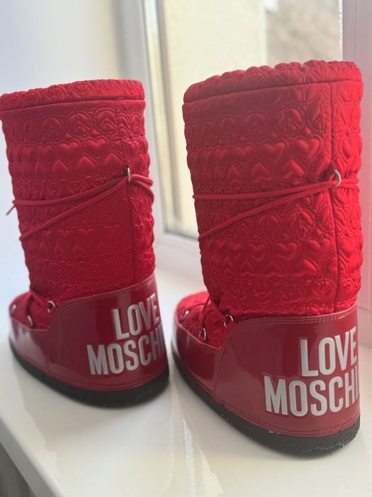 Мунбути Moschino, Italy