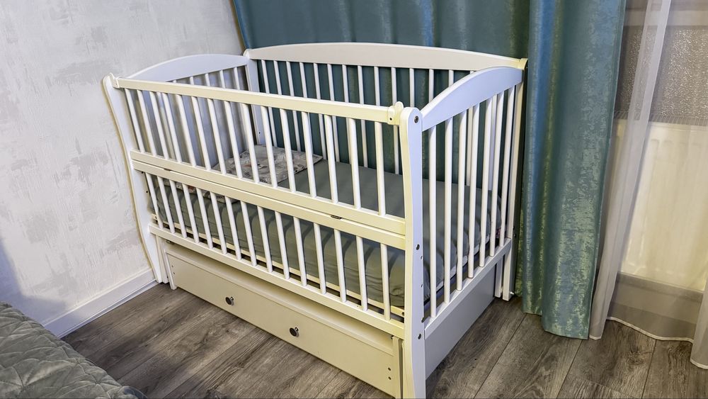 Дитяче ліжечко з матрасом