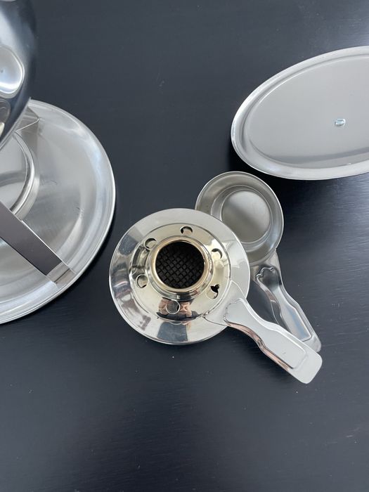 Fondue em aço inox e pega em madeira