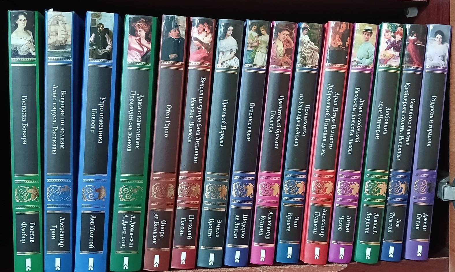 Книги Зузак, По, Талан, Дікенс, Дойл, серії