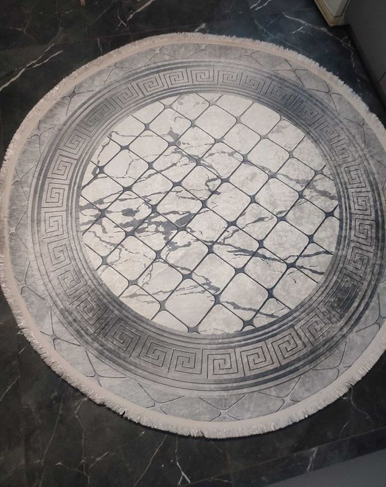 Круглий килим...