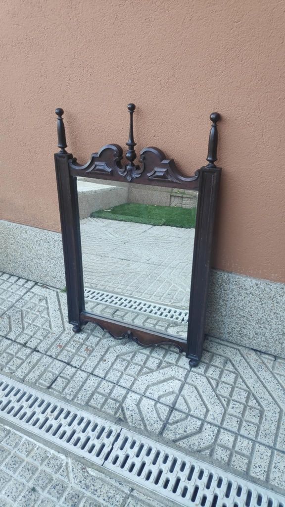 Espelho com moldura em madeira