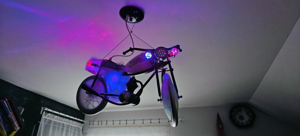Lampa sufitowa LED w kształcie klasycznego motoru + pilot