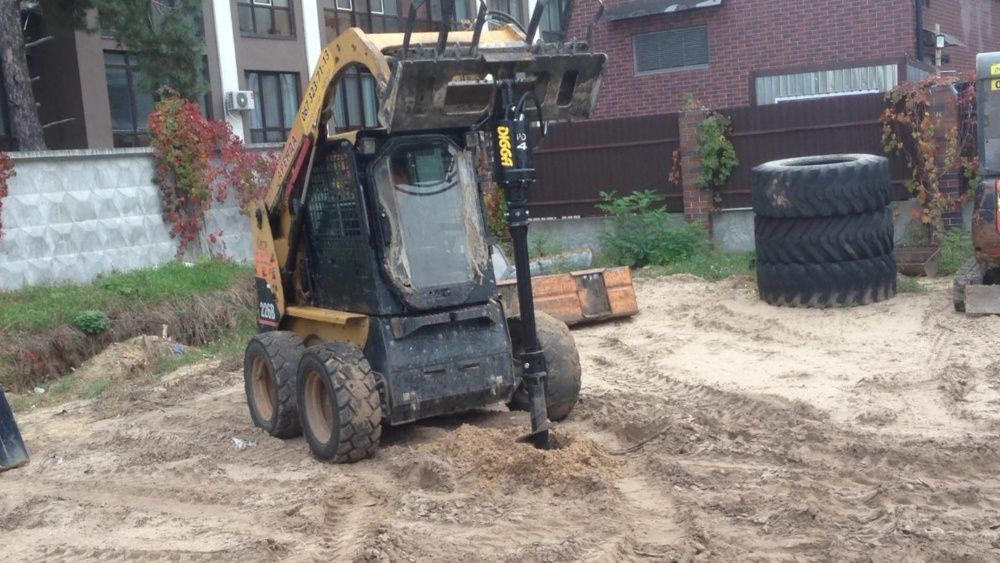 Послуги міні навантажувача (бобкета) з ямобуром (ковшем, вилами)