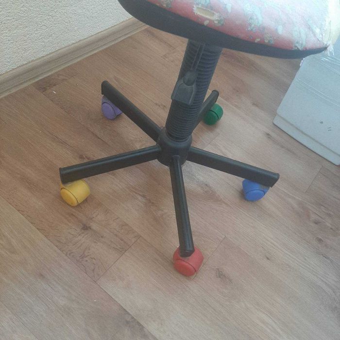 продам дитячий стул компютерний