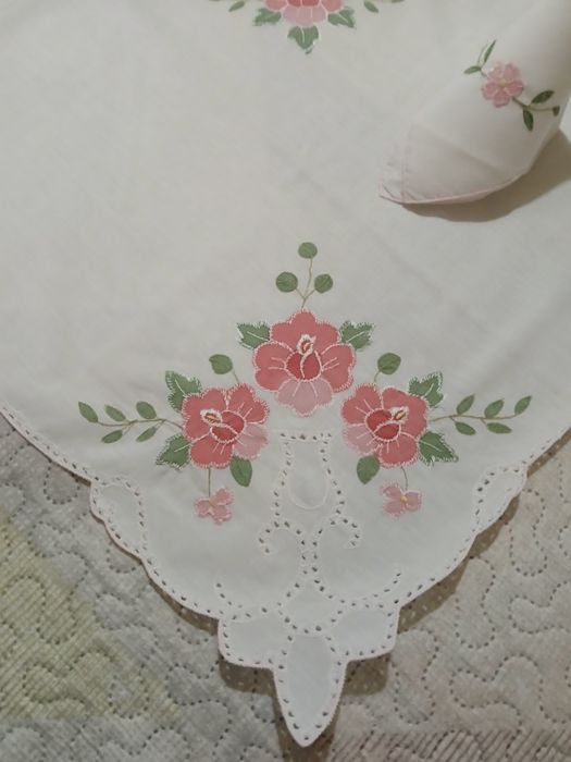 Toalha bordada com guardanapos