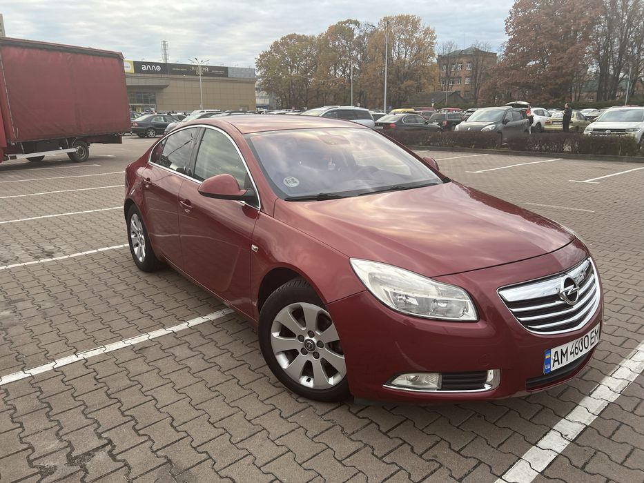 Продам опель інсігнію (седан)