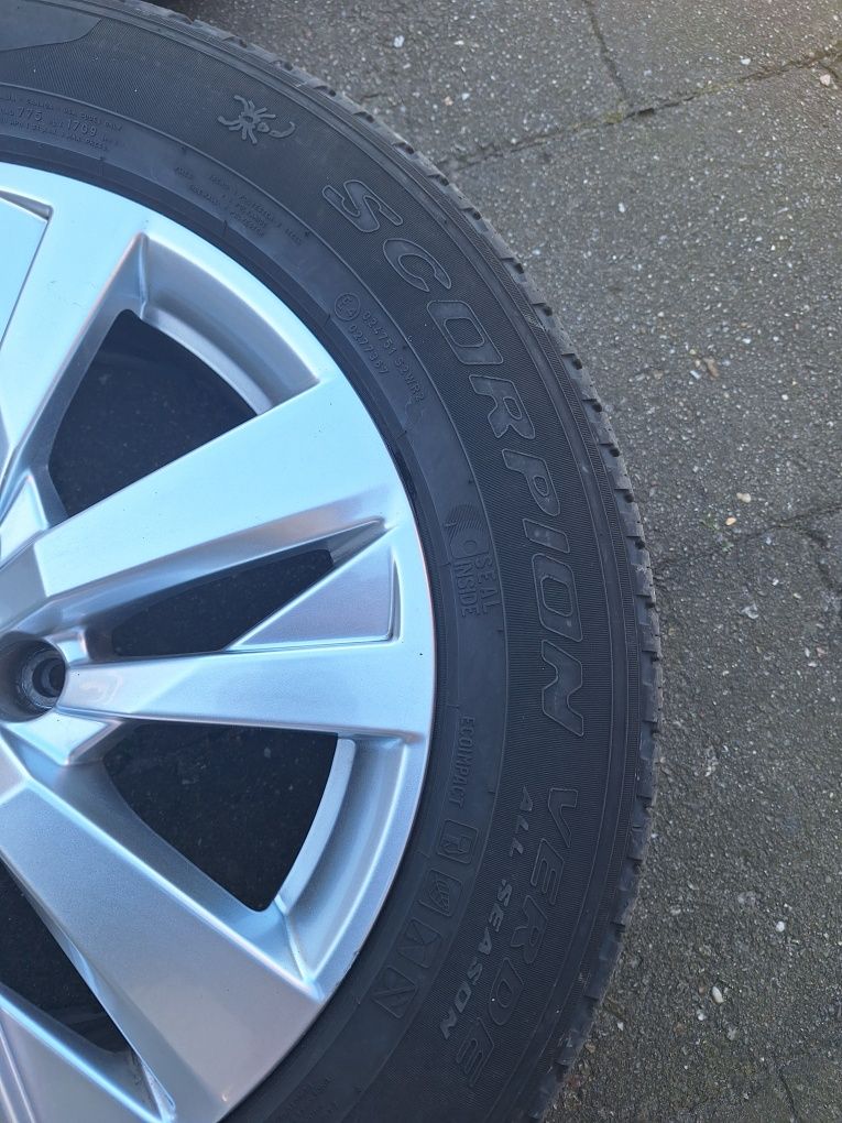 Felgi aluminiowe peugeot r17 z oponami wielosezonowymi pirelli