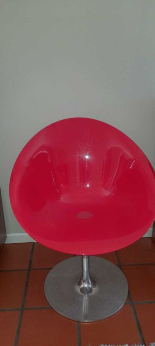 Cadeira design vermelha giratória com pé inox