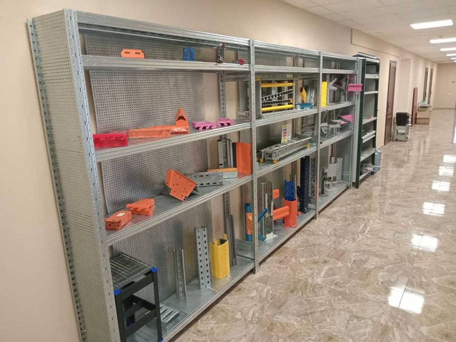 Складське стелажне обладнання Стелажі і навантажувальна техніка