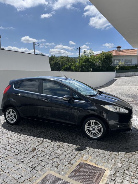 Ford Fiesta Titanium 2015 – Excelente Estado e Baixo Consumo