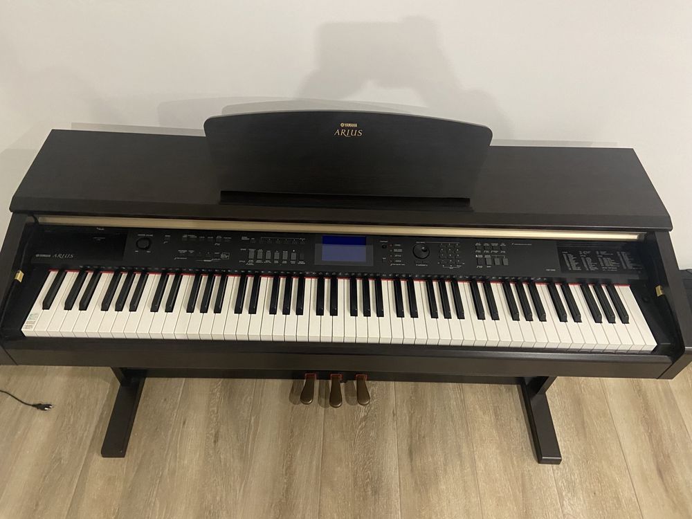 Piano Yamaha Arius