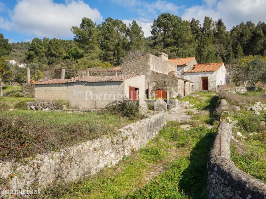 Quinta com casa e várias dependências em Castelo de Vide