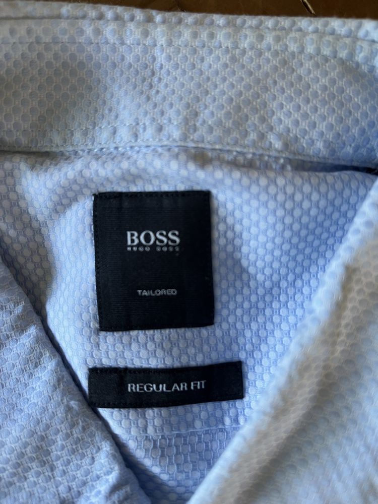 Camisa azul e branca da Boss