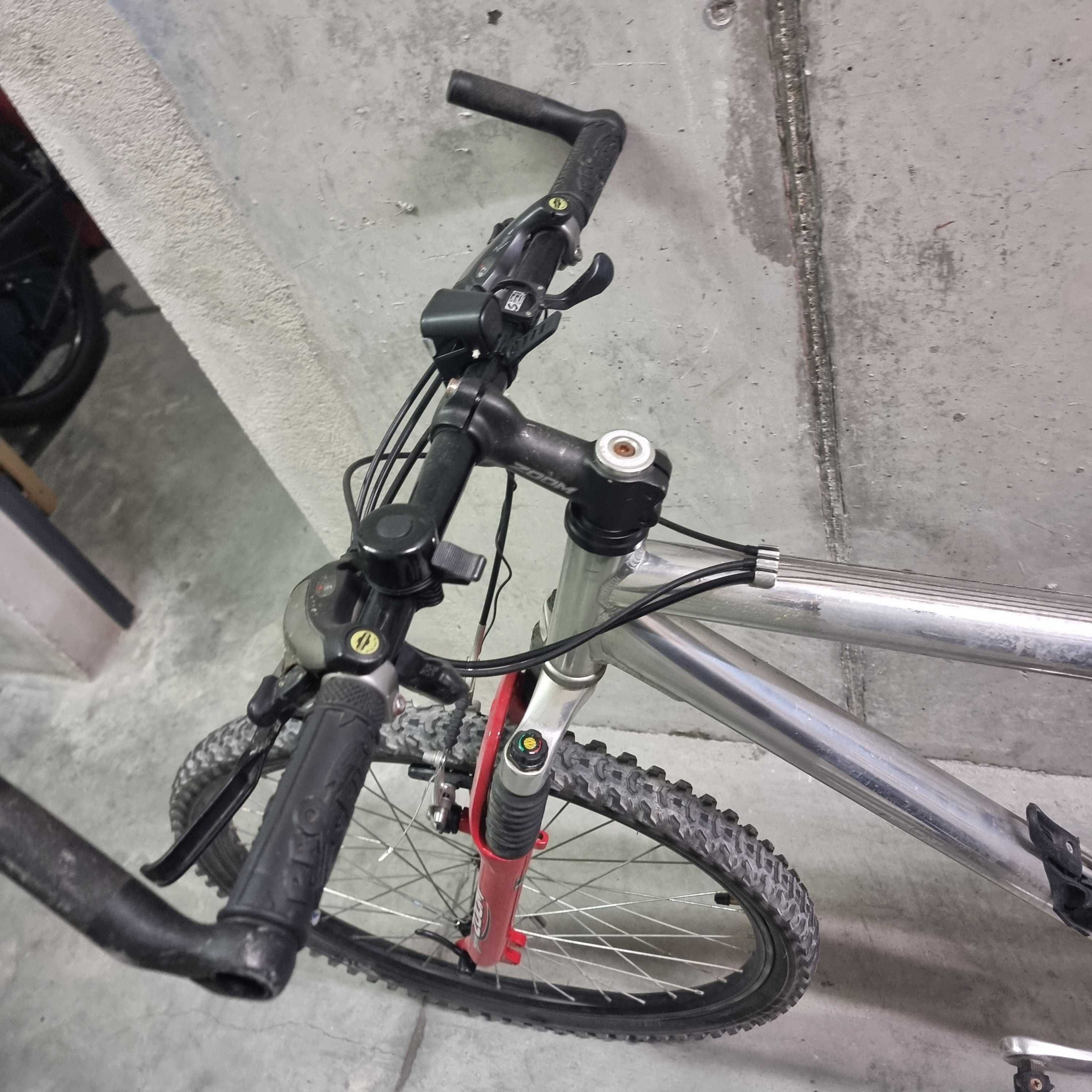 Bicicleta com acessórios shimano