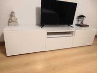 Movel TV branco com brilho e tampo de vidro