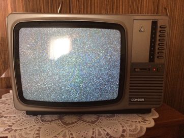 Stary mały zabytkowy telewizor kineskopowy retro, tv Condor CA107